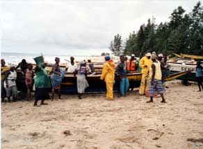 Fischer am Strand von Abéné